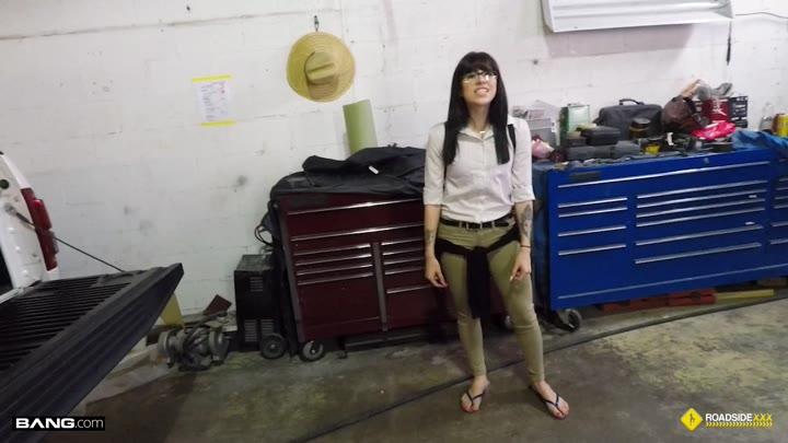 Roadside Xxx: Isabel Moon